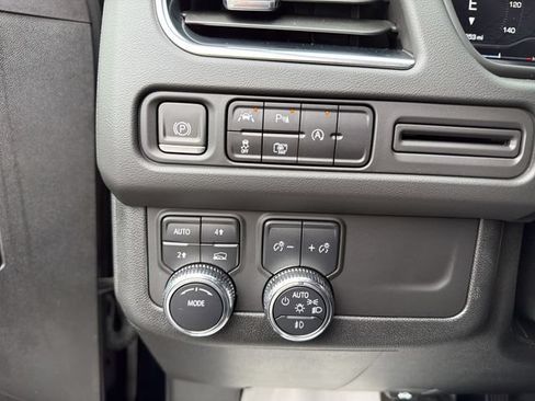 Used 2024 GMC Yukon SLT w/ SLT Luxury Package AWD/4WD image 17