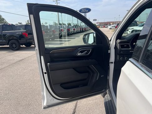 Used 2021 Chevrolet Suburban Premier AWD/4WD image 11
