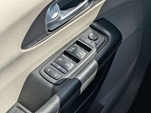 Used 2024 Chrysler Pacifica Touring-L FWD image 21
