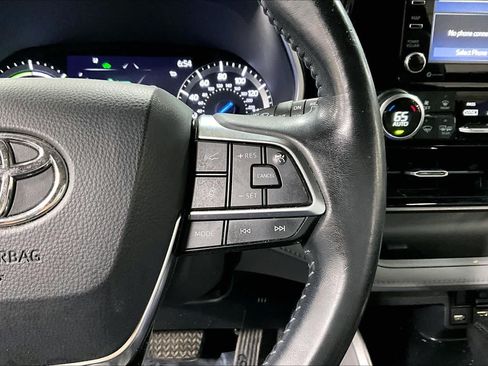 Used 2021 Toyota Highlander XLE AWD/4WD image 25