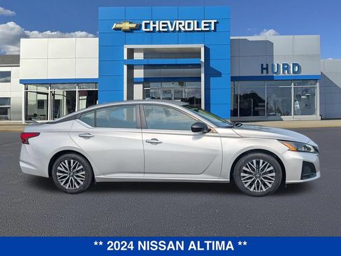 Used 2024 Nissan Altima 2.5 SV FWD image 3