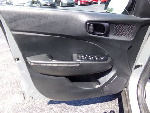 Used 2023 Hyundai Venue Limited FWD image 10
