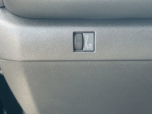 Used 2024 Chevrolet Colorado LT RWD image 17