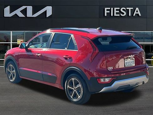 Used 2023 Kia Niro EX image 3