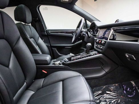 Used 2025 Porsche Macan image 53