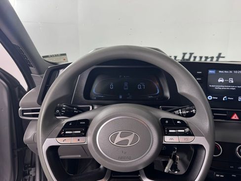 Used 2025 Hyundai Elantra SE image 18