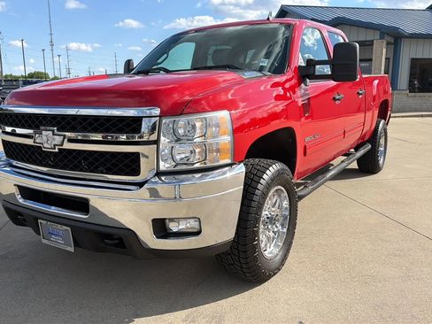 Used 2011 Chevrolet Silverado 2500 LT w/ Interior Plus Package AWD/4WD image 6