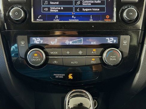 Used 2020 Nissan Rogue SV image 15