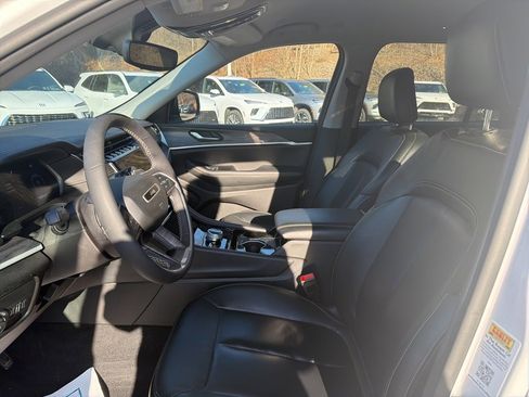 Used 2023 Jeep Grand Cherokee Limited w/ Black Appearance Package image 10