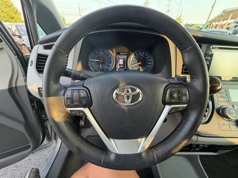 Used 2018 Toyota Sienna XLE FWD image 31