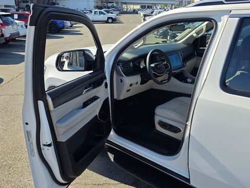 Used 2024 Jeep Wagoneer L Series II image 42