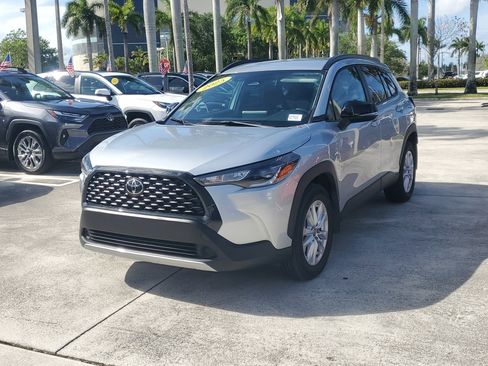 Used 2025 Toyota Corolla Cross LE image 7