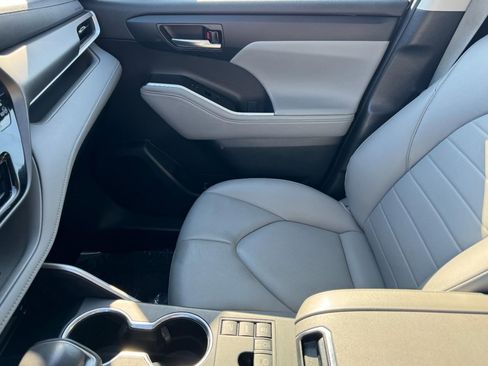 Used 2023 Toyota Highlander XLE image 16