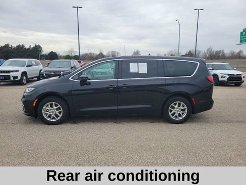 Used 2023 Chrysler Pacifica Touring-L FWD image 3