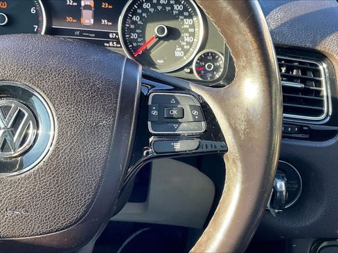 Used 2012 Volkswagen Touareg Sport image 19