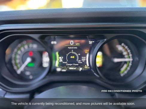 Used 2025 Jeep Wrangler Unlimited Sahara w/ Safety Group AWD/4WD image 16