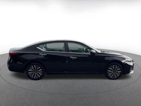Used 2025 Nissan Altima 2.5 SV FWD image 16