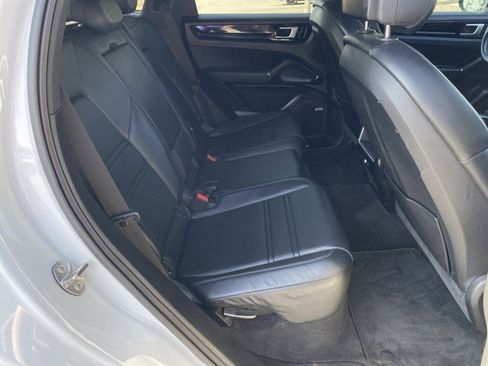 Used 2021 Porsche Cayenne Coupe w/ Premium Package image 31