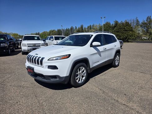Used 2017 Jeep Cherokee Latitude w/ Comfort/Convenience Group AWD/4WD image 1