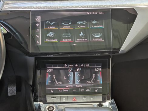 Used 2021 Audi e-tron Premium AWD/4WD image 26