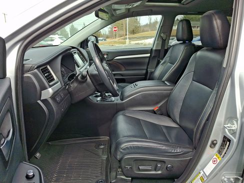 Used 2019 Toyota Highlander XLE AWD/4WD image 13