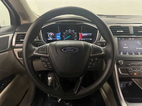 Used 2017 Ford Fusion SE w/ Fusion SE Technology Package image 17