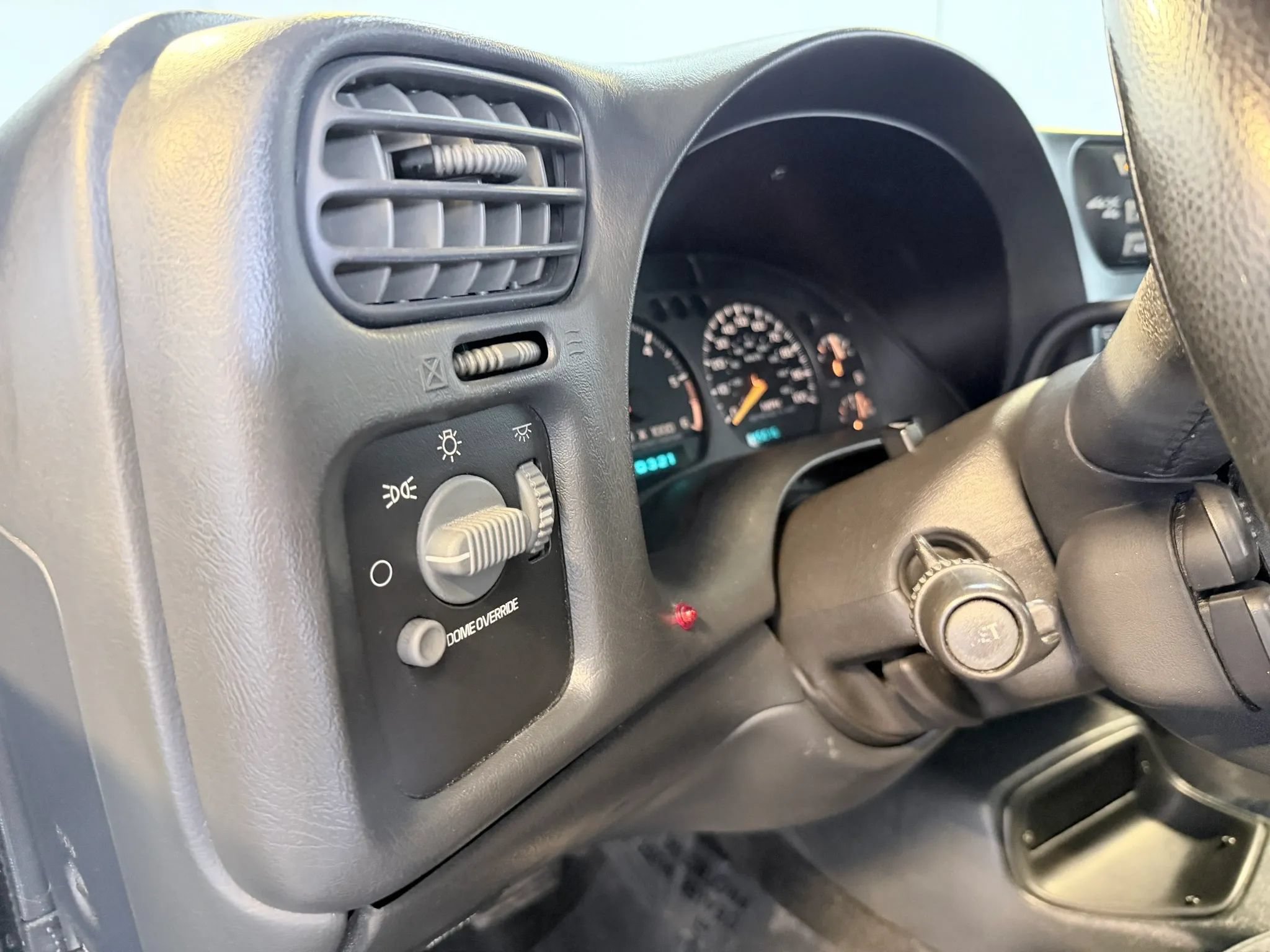 Used 2001 Chevrolet Blazer LS w/ Preferred Equipment Group AWD/4WD image 11