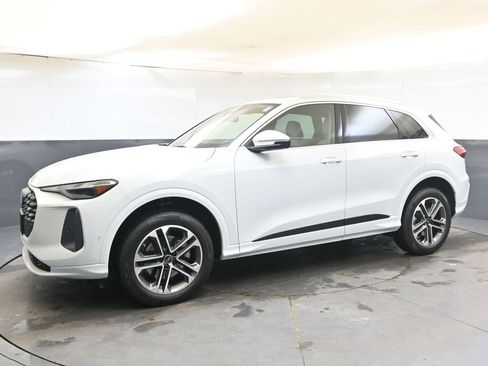 Used 2025 Audi Q5 Premium w/ 19" Wheel Package image 2