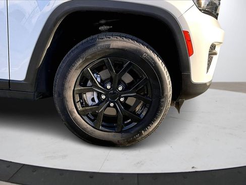 Certified 2025 Jeep Grand Cherokee Altitude image 32