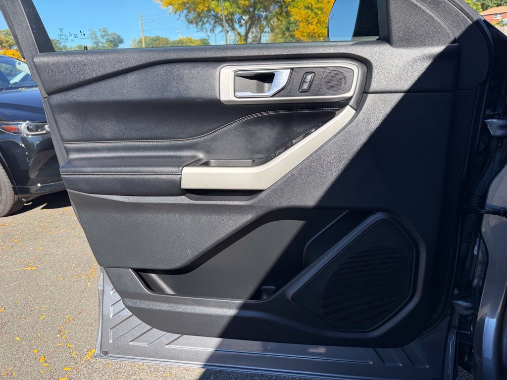 Used 2022 Ford Explorer XLT w/ Equipment Group 202A AWD/4WD image 23