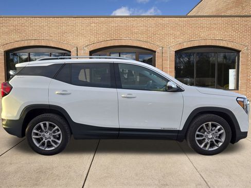 Used 2024 GMC Terrain SLT image 2