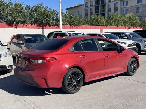 Used 2020 Toyota Corolla LE image 2