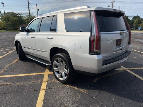 Used 2018 Cadillac Escalade Luxury AWD/4WD image 6