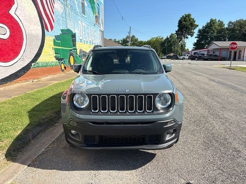 Used 2018 Jeep Renegade Latitude w/ Cold Weather Group AWD/4WD image 8
