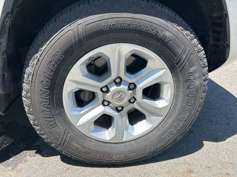 Used 2020 Toyota 4Runner SR5 AWD/4WD image 10