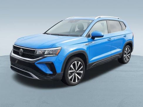 Used 2023 Volkswagen Taos SE w/ Panoramic Sunroof Package image 3