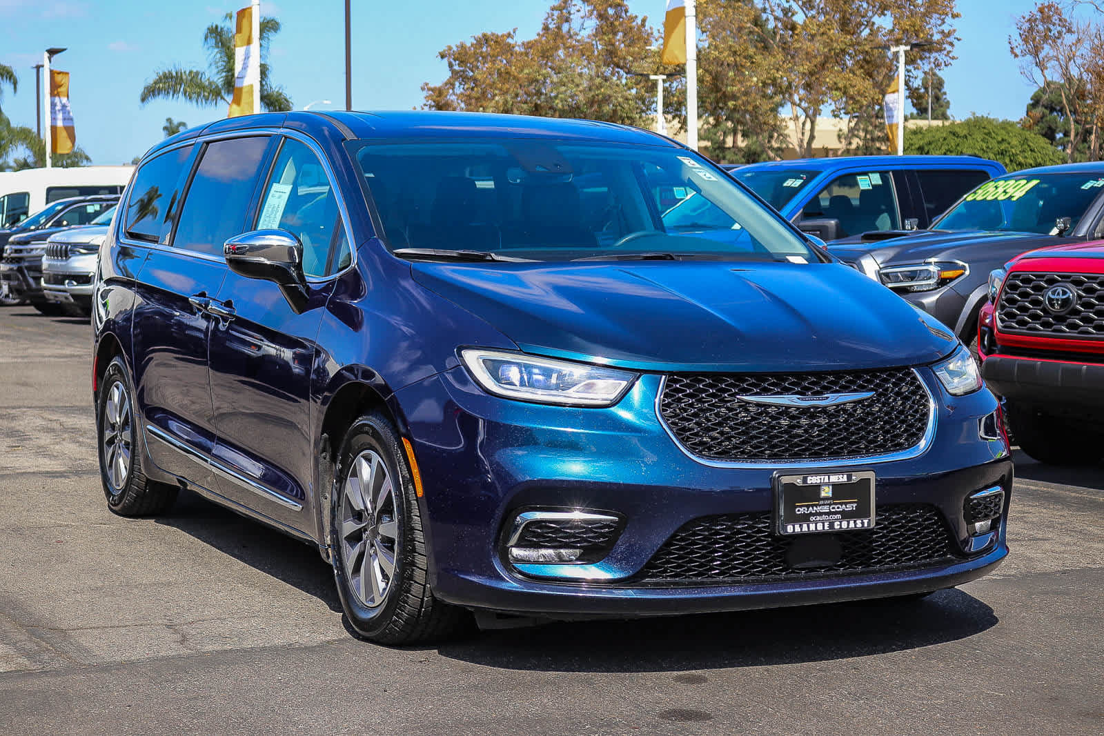 Used 2023 Chrysler Pacifica Limited FWD image 3