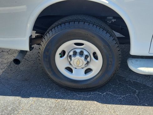 Used 2024 Chevrolet Express 2500 w/ Driver Convenience Package image 9