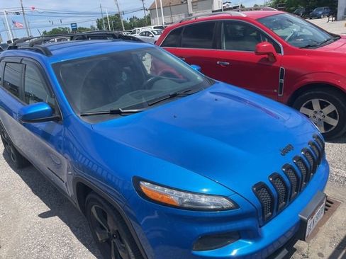 Used 2018 Jeep Cherokee Latitude w/ Altitude Package FWD image 3