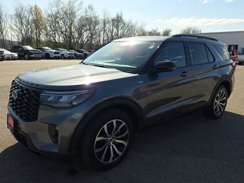 Used 2025 Ford Explorer ST-Line image 4