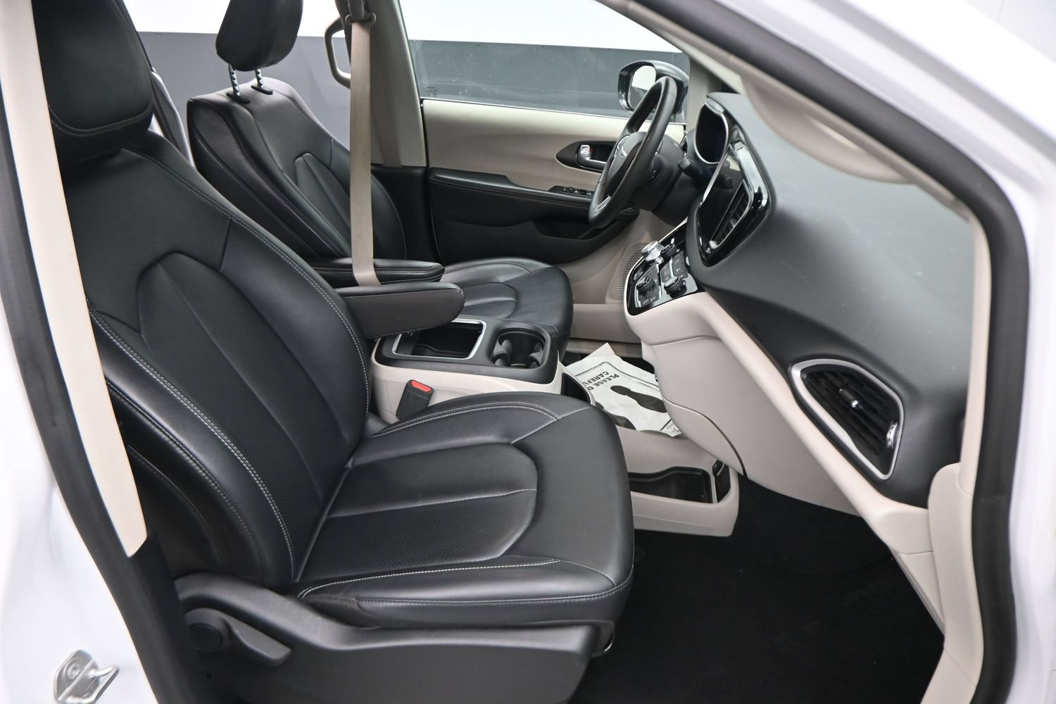 Used 2024 Chrysler Pacifica Touring-L FWD image 22