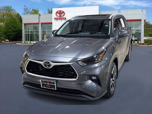 Certified 2022 Toyota Highlander XLE image 1