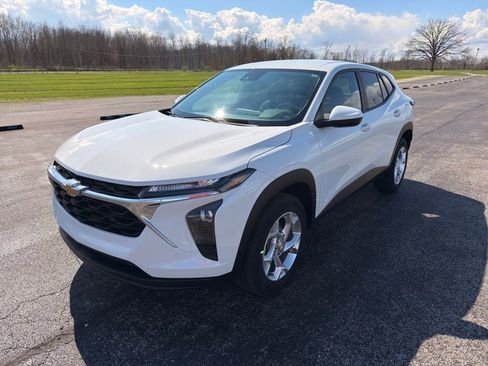 Used 2024 Chevrolet Trax LS w/ LS Convenience Package FWD image 16