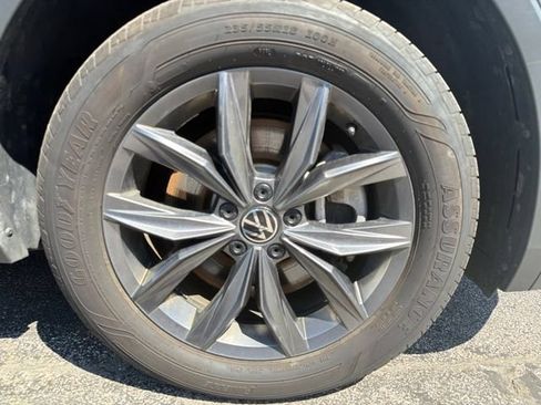 Used 2024 Volkswagen Tiguan SE AWD/4WD image 18