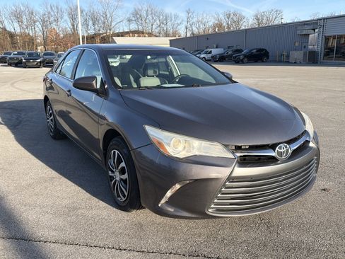 Used 2015 Toyota Camry LE image 1