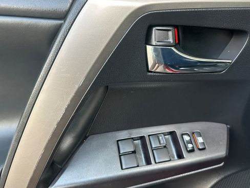Used 2018 Toyota RAV4 XLE AWD/4WD image 12