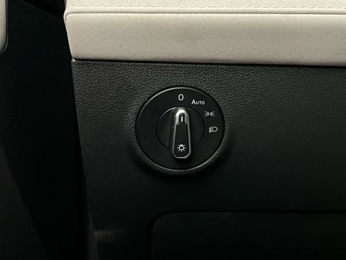 Used 2025 Volkswagen Taos SE image 22