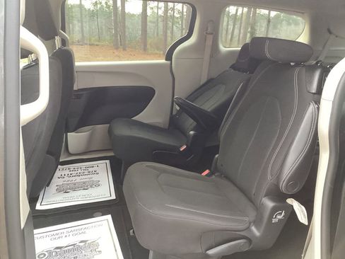 Used 2023 Chrysler Voyager LX FWD image 10