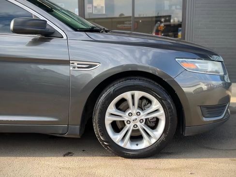 Used 2015 Ford Taurus SE image 2