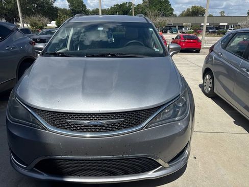 Used 2019 Chrysler Pacifica Touring-L FWD image 2